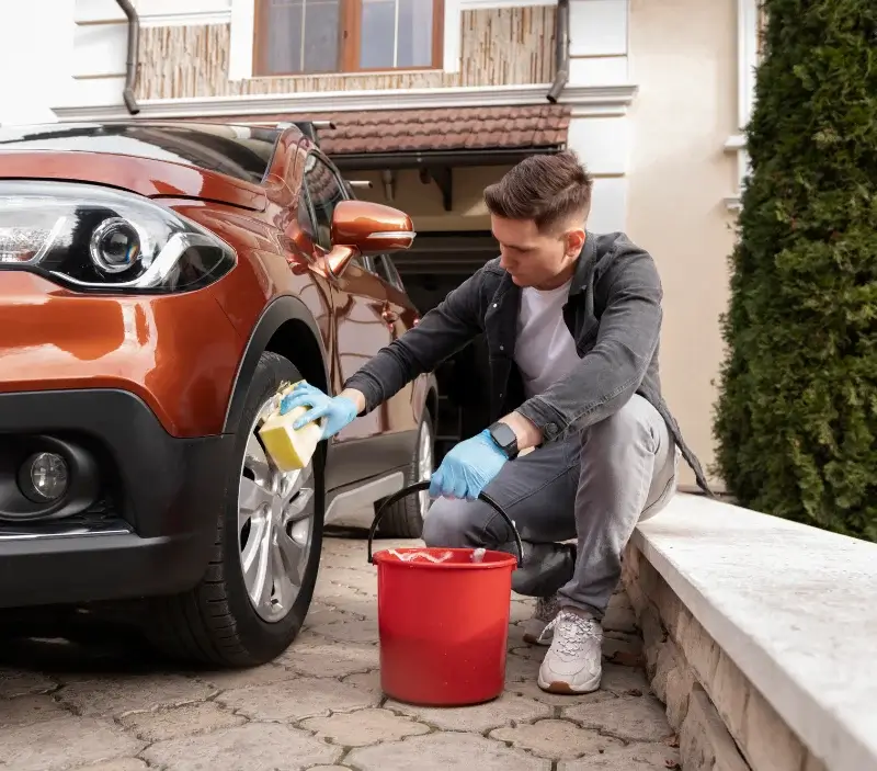 Lavage auto à domicile Arcomps : professionnel intervenant sur un véhicule
